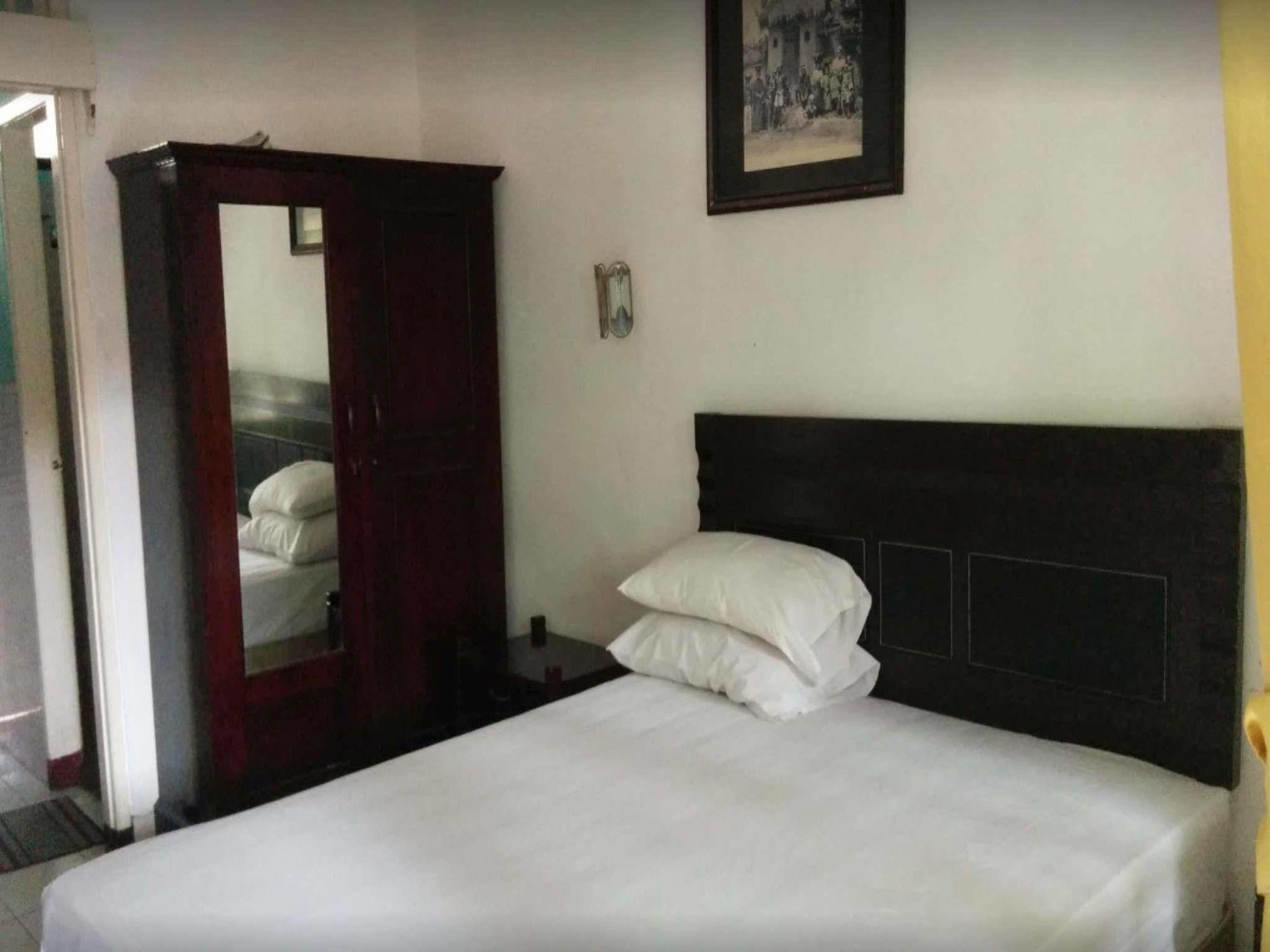 Hotel Airlangga Mataram Buitenkant foto